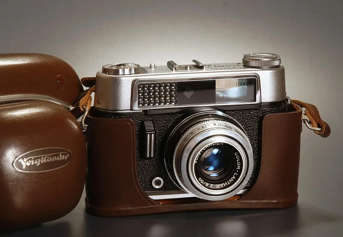ヴォイトレンダーのヴィンテージフィルムカメラと茶色のフィルム写真